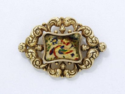 Broche en or 18 K estampé, centrée d'un médaillon...