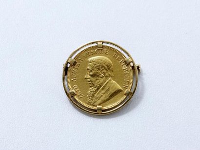 Broche en or 18 K, ornée d'une pièce de 1...