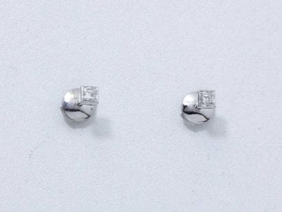 Paire de clous d'oreilles en or gris 18 K,...