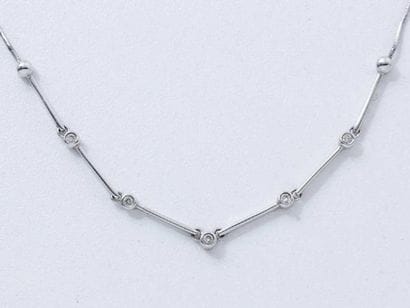 Collier en or gris 18 K, retenant un motif...
