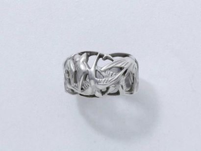 LALIQUE
Bague en argent ajouré, à décor d'hirondelles....