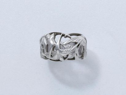 LALIQUE
Bague en argent ajouré, à décor d'hirondelles....