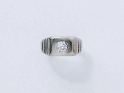 Bague chevalière de jeune fille en or gris...