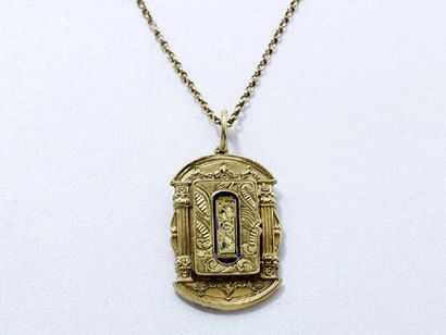 Délicat pendentif en or 18 K finement ciselé...