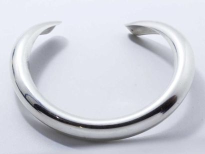 HERMES
Collier torque en argent. Signé. Poids:...
