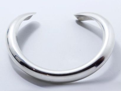 HERMES
Collier torque en argent. Signé. Poids:...