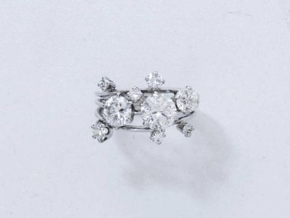 Bague en or gris 18 K, ornée d'une constellation...