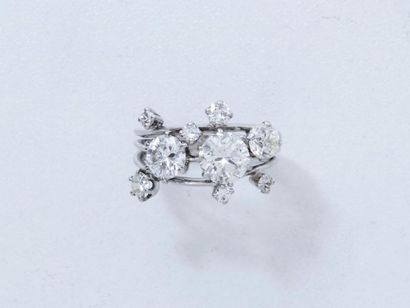 Bague en or gris 18 K, ornée d'une constellation...