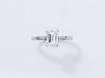 Bague en or gris 18 K et platine, ornée d'un...