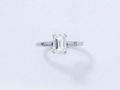 Bague en or gris 18 K et platine, ornée d'un...