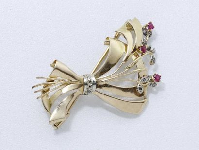 Broche en or 18 K, stylisant une gerbe de...