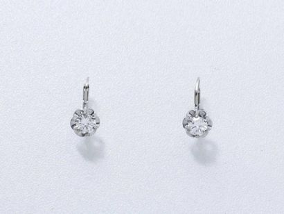 Paire de boucles d'oreilles dormeuses en...
