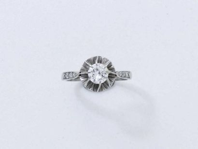 Bague solitaire en or gris, ornée d'un diamant...