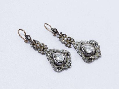 Paire de pendants d'oreilles en or 9k et...