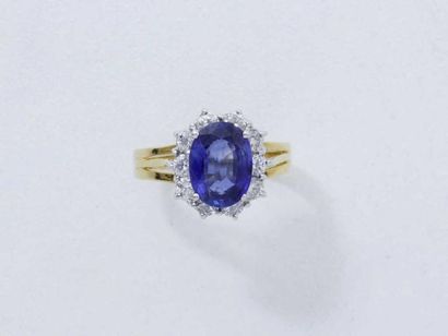 Bague 2 tons d'or 18 K, ornée d'un saphir...