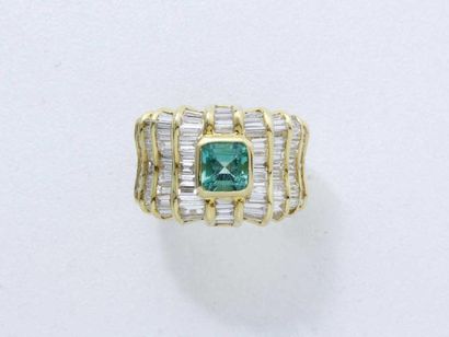 Belle bague jonc en or 18 k, centrée d'une...
