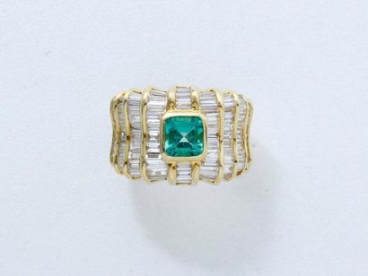 Belle bague jonc en or 18 k, centrée d'une...