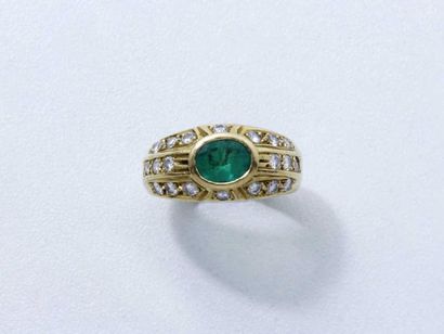 Bague jonc en or 18 K, ornée d'une émeraude...