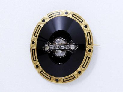 Broche ovale en or 18 K finement ciselé rehaussé...