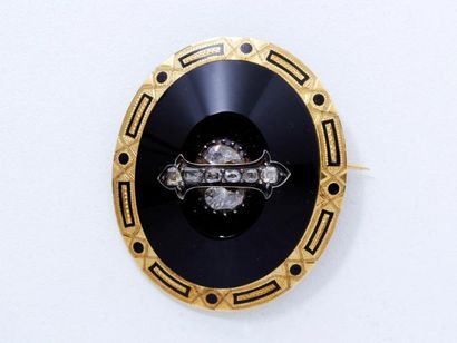 Broche ovale en or 18 K finement ciselé rehaussé...