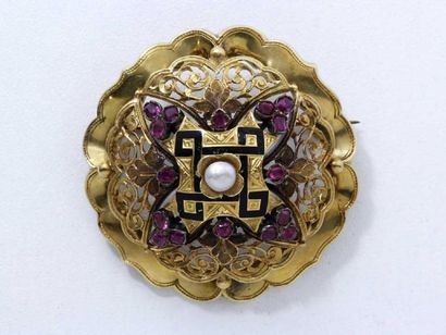 Broche ronde en or 18 k finement repercé,...