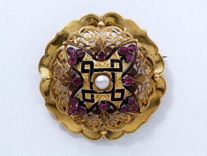 Broche ronde en or 18 k finement repercé,...