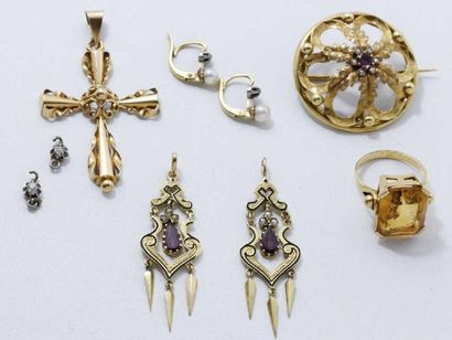 Lot en or 18 K, composé de petits bijoux...