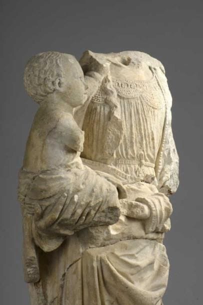 Vierge à l'Enfant en pierre calcaire sculptée...