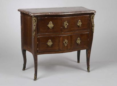 Commode d'entre deux de forme mouvementée...