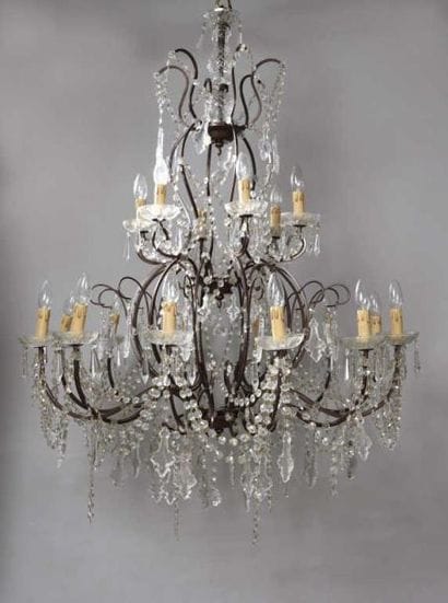 Lustre en fer forgé patiné à 18 bras de lumières...