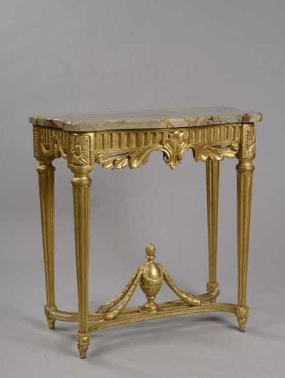 Console en bois doré, à décor de cannelures...