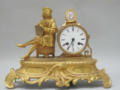 Pendule en bronze doré figurant le poête...