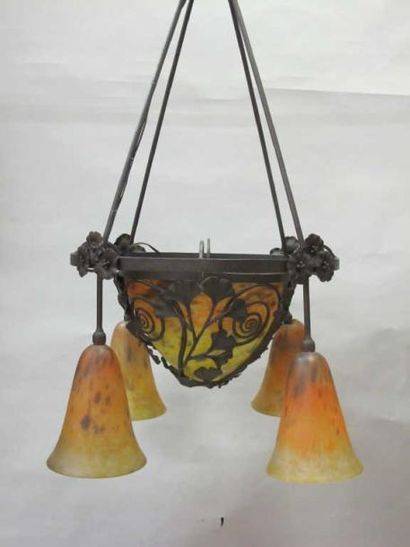 BRANDT Edgar (18801960) & DAUM
Lustre à armature...
