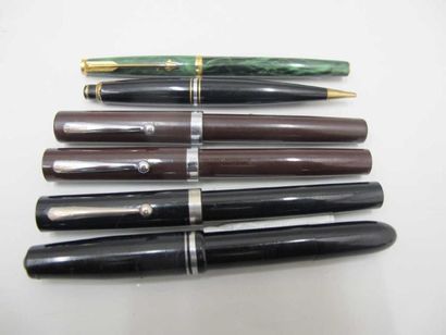 SHEAFFER
3 Plumes, deux marrons et un noir...