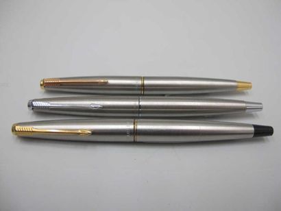 Lot de trois stylos plume PARKER 45 chromés...