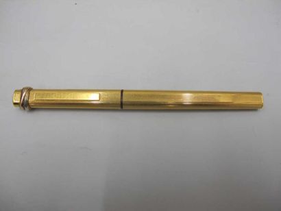 CARTIER
Stylo bille VENDOME en plaqué or...