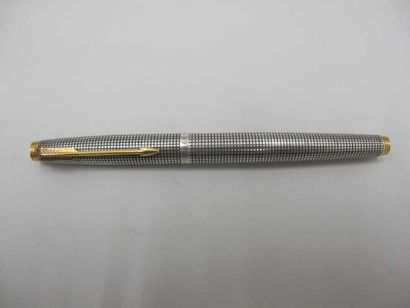 PARKER
75 Stylo plume en argent massif quadrillé,...