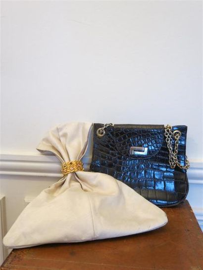 Lot comprenant:1 sac en soie sauvage fermoir...