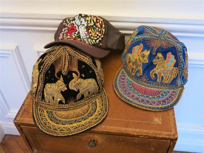 ED HARDY
Lot de 3 casquettes dont 1 marron...