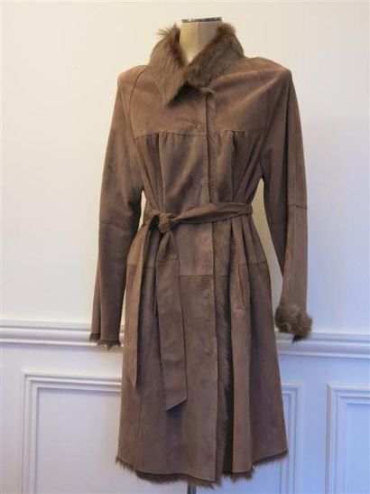 HUGO BOSS
Manteau en daim taupe extra souple,forme...