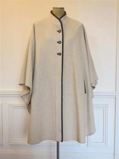 Loden-Plankl
Cape en loden beige clair gansé...