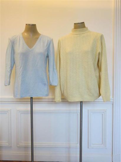MALO
Lot comprenant:1pull caschemire Malo...