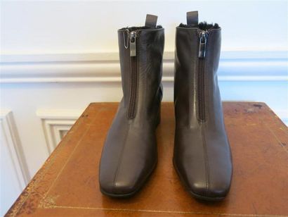Boots chevreau marron, fourré, zip sur le...