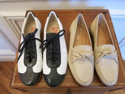 Lot comprenant:1 paire lacets marine et blanc...