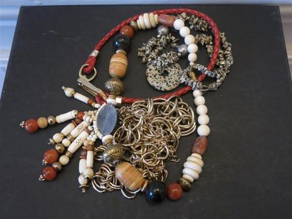 Lot de 3 colliers et 1 ceinture dorée