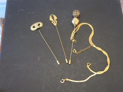 Lot comprenant 3 épingles à chapeaux et 1...