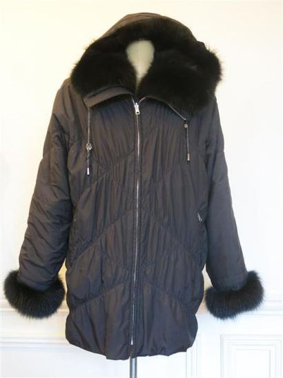 Parka
Noire bordée et doublée de renard noir...