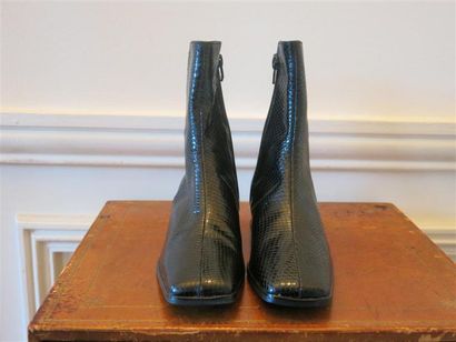 Paire de boots cuir façon python noir T.36...