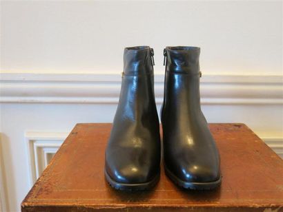Paire de boots semelle gomme,fourré T.35,5...