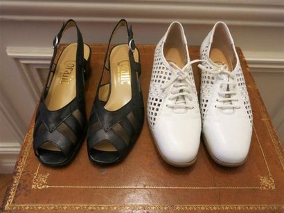 Lot comprenant:1 paire de sandales chevreau...